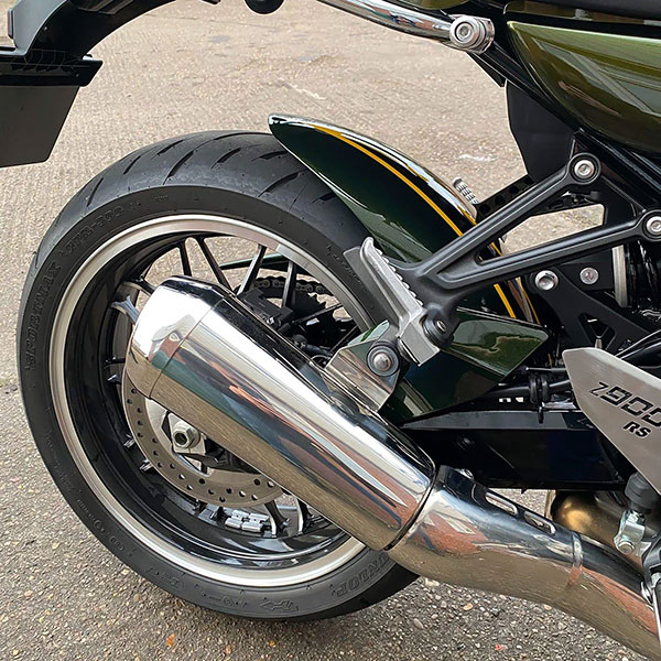 pyramid-hugger-metallic-green-candytone-green-scheme-kawasaki-z-900-rs-20192023_lifestyle1.jpg